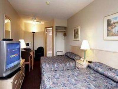 фото отеля Travelodge Courtenay