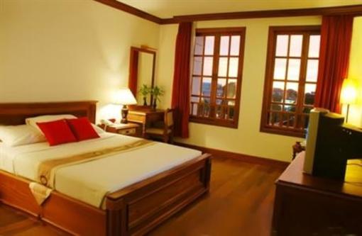 фото отеля Royal Crown Hotel