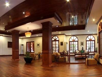 фото отеля Royal Crown Hotel