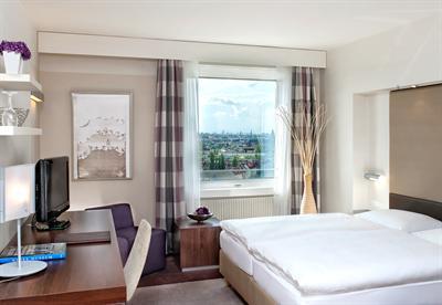 фото отеля Estrel Berlin