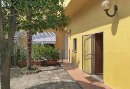 фото отеля Apartment - Porto Valtravaglia Porto Valtravaglia
