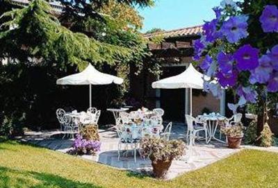 фото отеля Hotel Les Amandiers Tournon-sur-Rhone
