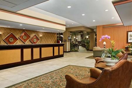фото отеля Embassy Suites Raleigh - Crabtree