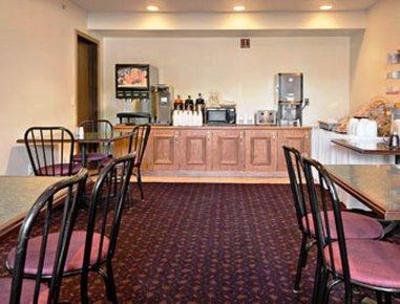 фото отеля Super 8 Mackinaw City/Bridgeview