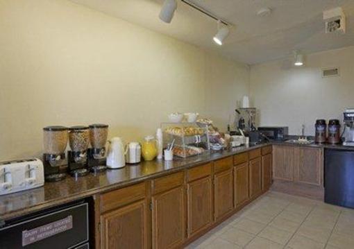 фото отеля Rodeway Inn Coopersville