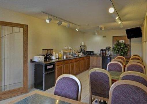 фото отеля Rodeway Inn Coopersville