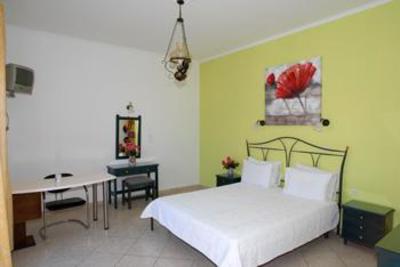 фото отеля Molyvos Queen Apartments