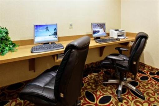 фото отеля Holiday Inn Express Hotel & Suites College Square