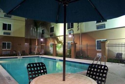 фото отеля Candlewood Suites Fort Myers Sanibel Gateway