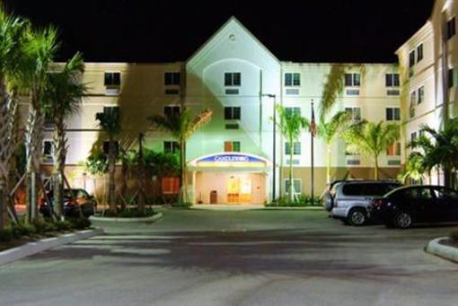 фото отеля Candlewood Suites Fort Myers Sanibel Gateway