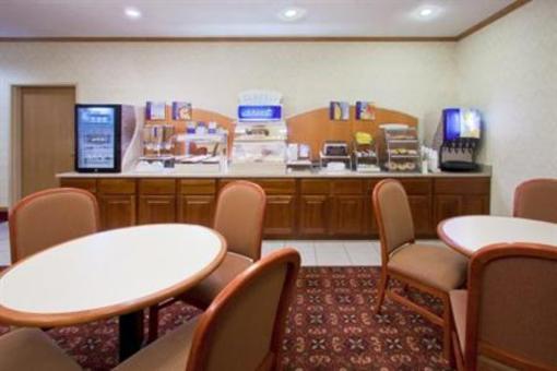 фото отеля Holiday Inn Express Warsaw