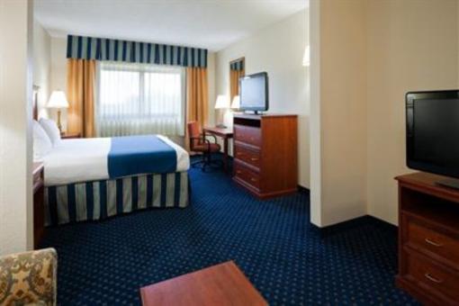 фото отеля Holiday Inn Express Hotel & Suites Montgomery/Boyd Cooper Parkway