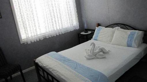 фото отеля Bush Village Budget Cabins