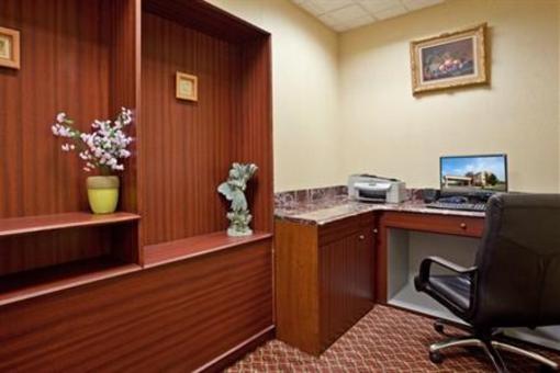 фото отеля Holiday Inn Express Hotel & Suites Farmington Hills