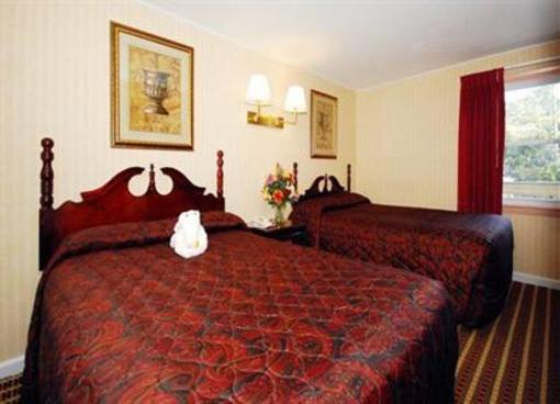 фото отеля Econo Lodge West Yarmouth