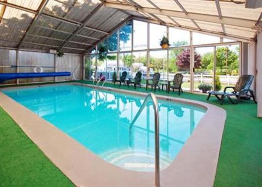 фото отеля Econo Lodge West Yarmouth