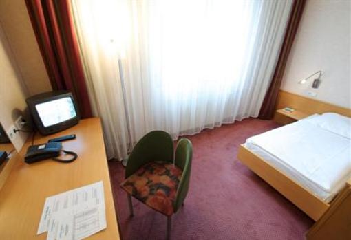 фото отеля Pension Am Kutschi Hostel Berlin