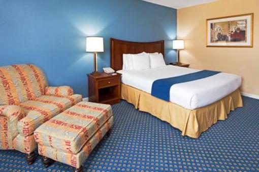 фото отеля Holiday Inn Express Hickory - Hickory Mart