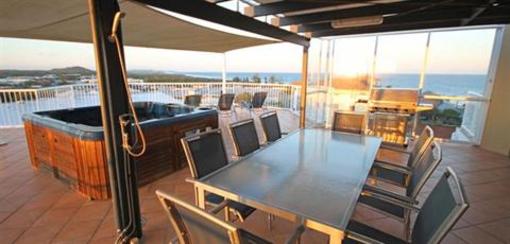 фото отеля Coolum Seaside Apartments