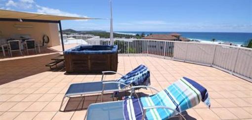 фото отеля Coolum Seaside Apartments