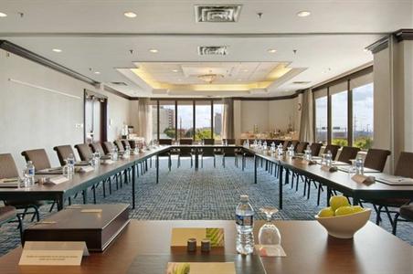 фото отеля Hilton Toronto Airport & Suites