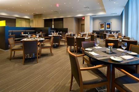 фото отеля Hilton Toronto Airport & Suites