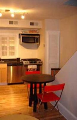 фото отеля Midtown Carriage House
