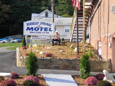 фото отеля Berkeley Springs Motel