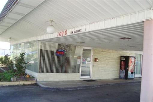 фото отеля Gray Plaza Motel West Frankfort