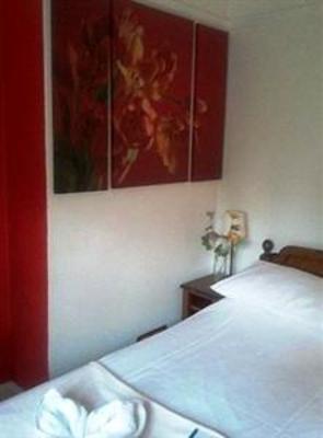 фото отеля Rosemead Guest House Esher