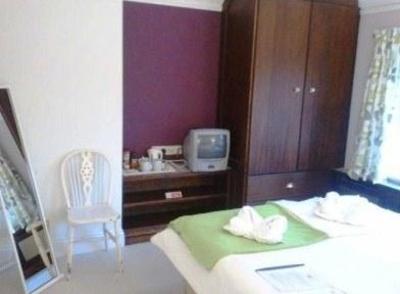 фото отеля Rosemead Guest House Esher