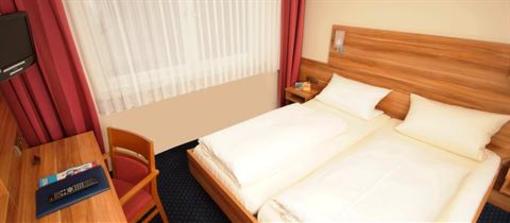 фото отеля Rotes Ross Hotel Heroldsberg
