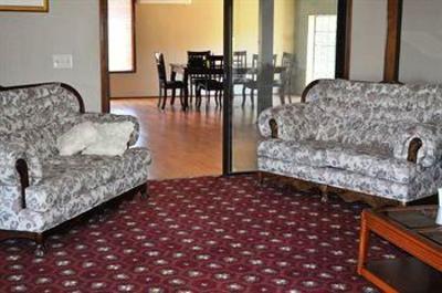 фото отеля Mountain Trail Lodge