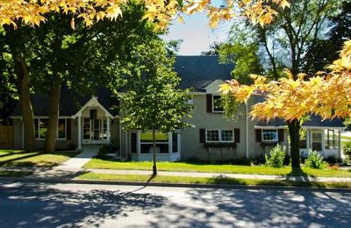 фото отеля Inn-Chanted Forest Bed and Breakfast