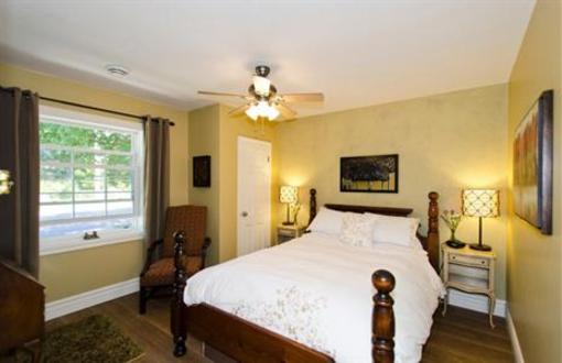 фото отеля Inn-Chanted Forest Bed and Breakfast