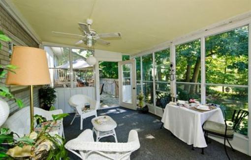 фото отеля Inn-Chanted Forest Bed and Breakfast