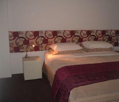 фото отеля Warringa Surf Apartments