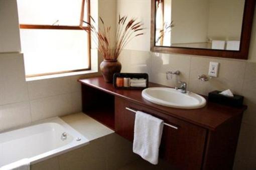 фото отеля 1 On Queens Boutique Guest House