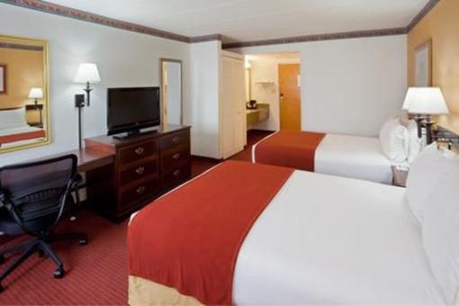 фото отеля Holiday Inn Express Reston Herndon-Dulles Airport