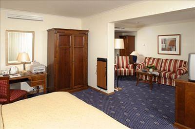 фото отеля Ramada Plaza City Centre Hotel & Suites