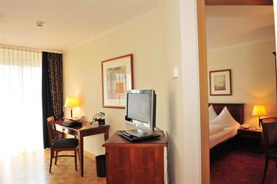 фото отеля Ramada Plaza City Centre Hotel & Suites