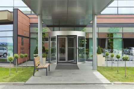 фото отеля Holiday Inn Express Langhe Cherasco