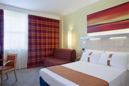 фото отеля Holiday Inn Express Langhe Cherasco