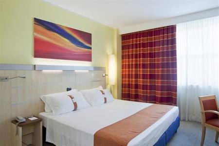 фото отеля Holiday Inn Express Langhe Cherasco