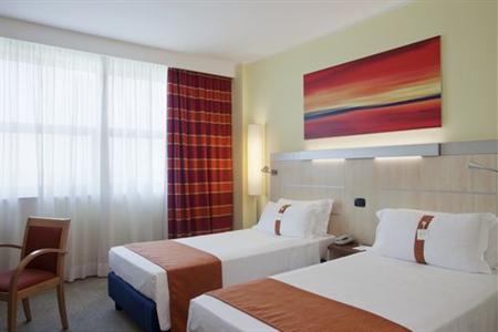 фото отеля Holiday Inn Express Langhe Cherasco