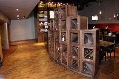 фото отеля Royal Oak Inn & Suites Brandon City