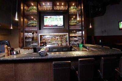 фото отеля Royal Oak Inn & Suites Brandon City