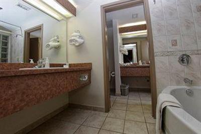 фото отеля Royal Oak Inn & Suites Brandon City