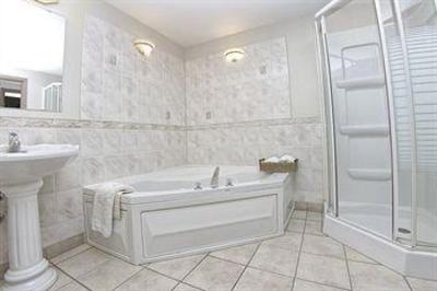 фото отеля Royal Oak Inn & Suites Brandon City