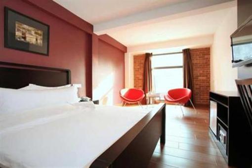 фото отеля Crossroads Hotel